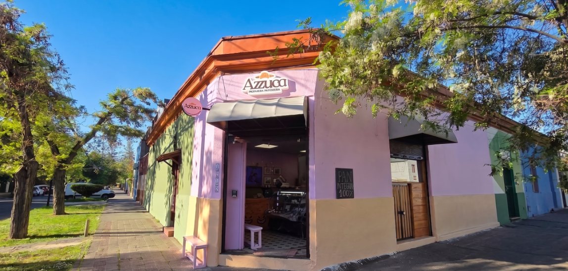 Fachada del local de Azzuca en Ñuñoa