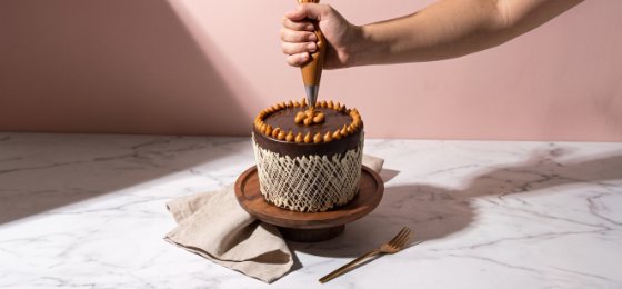 Decorando una torta de chocolate