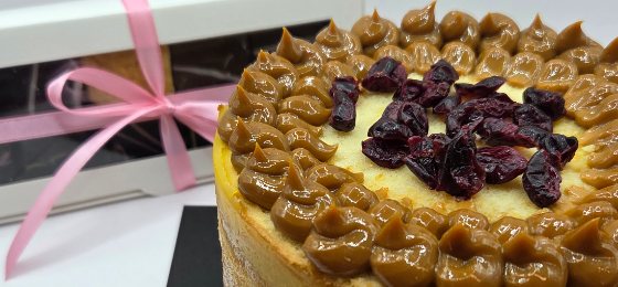 Torta con manjar y arándanos lista para entregar