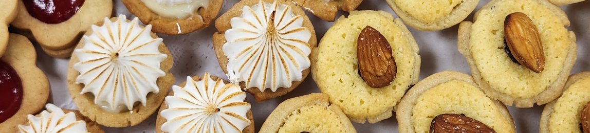 Tartaletas y galletas recién horneadas