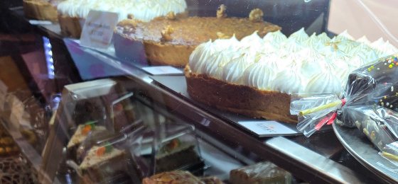 Vitrina de Azzuca con tortas y postres